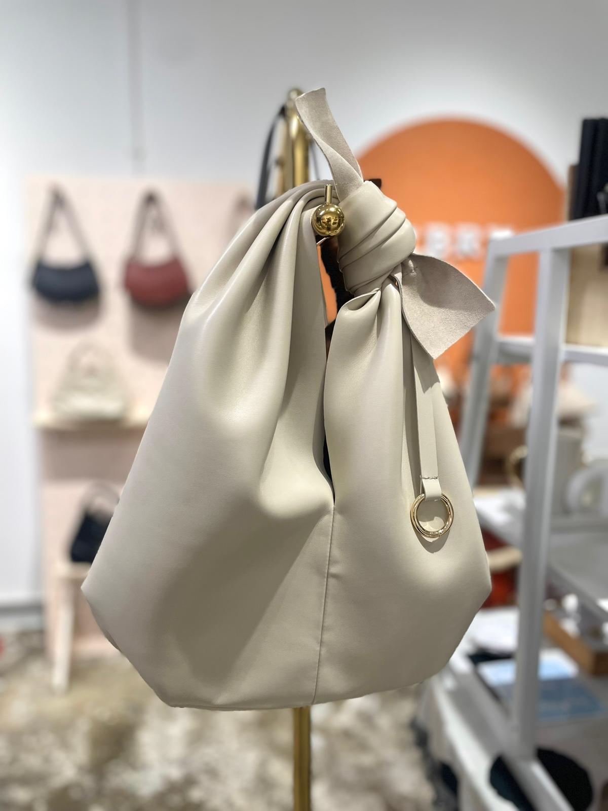 Boey 軟皮手挽/上肩袋 奶白 預購 12月8日