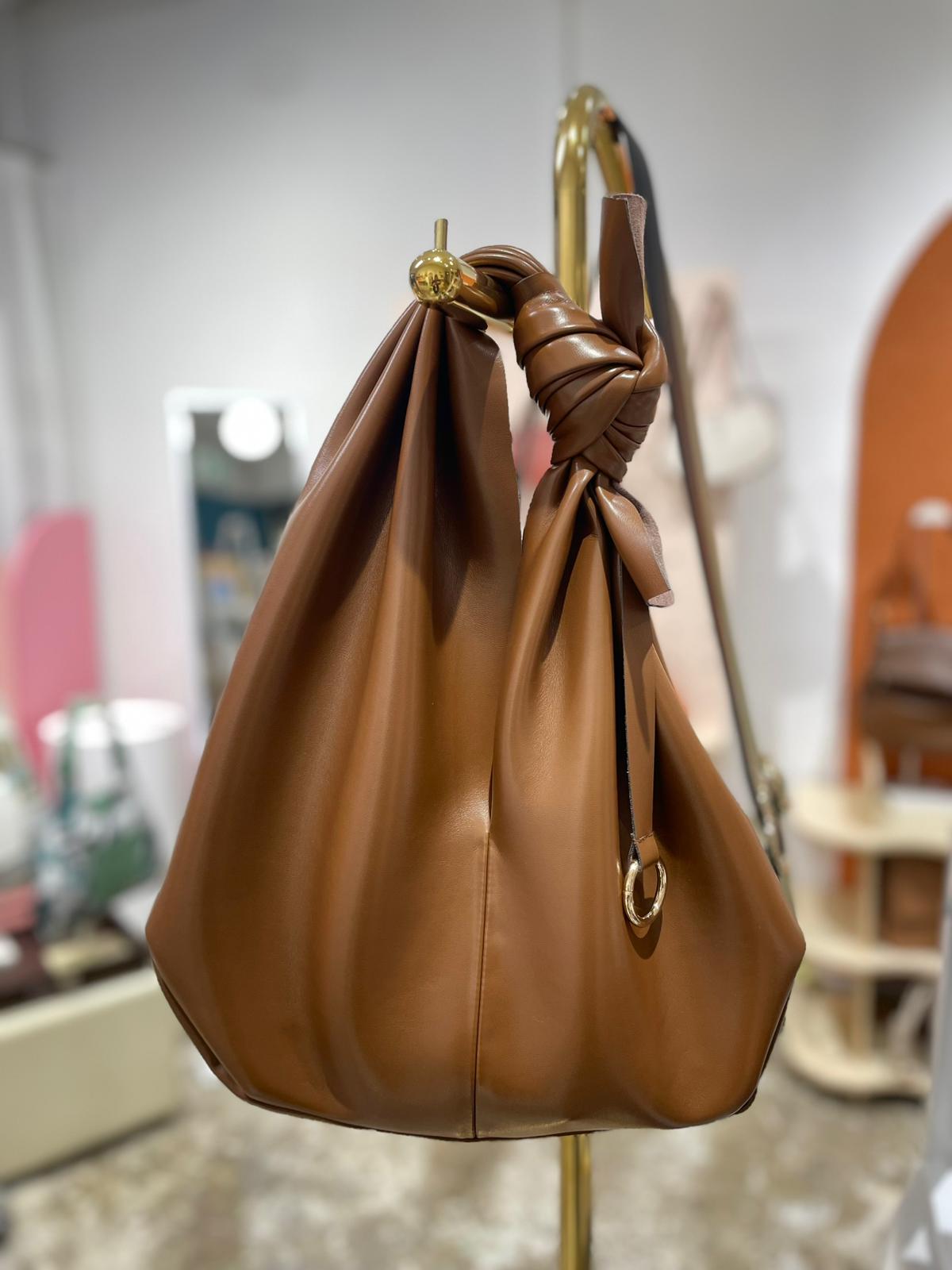 Boey 軟皮手挽/上肩袋 朱古力啡 預購 12月8日