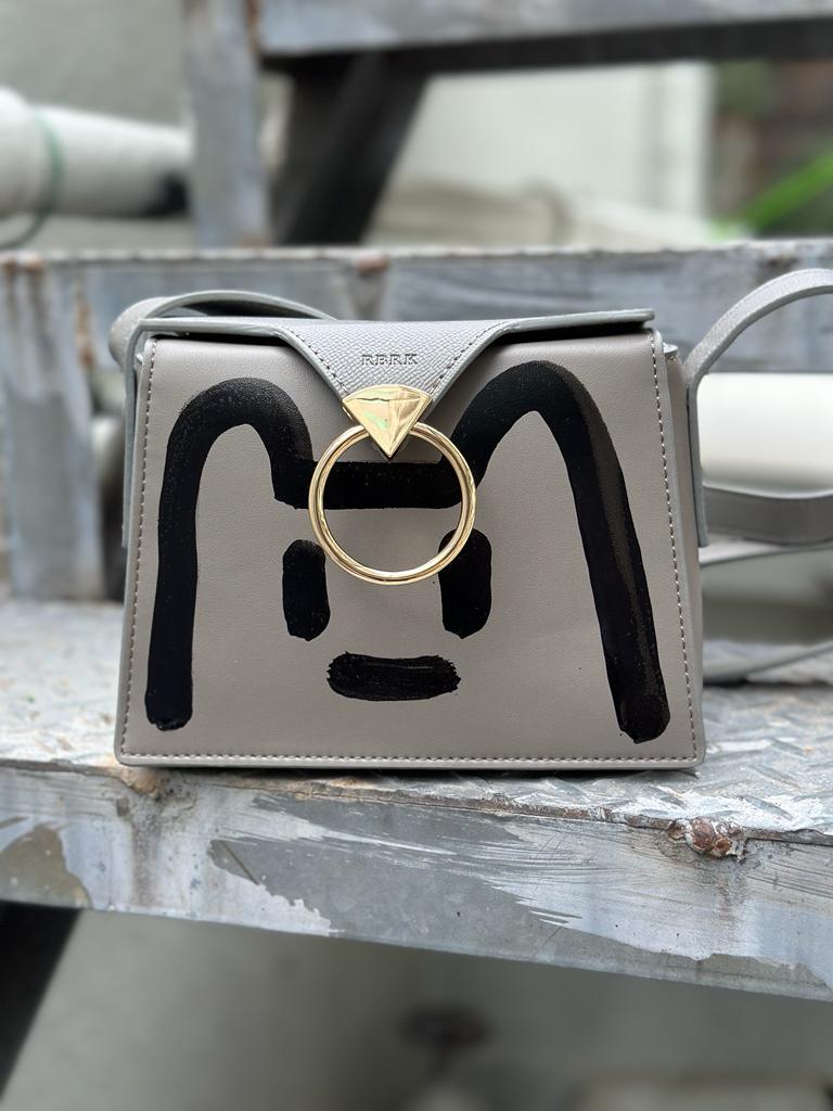 與coolman_coffeedan 合作 手繪藝術單品 只此一件 Rosie Mini 迷你型斜揹袋 中灰