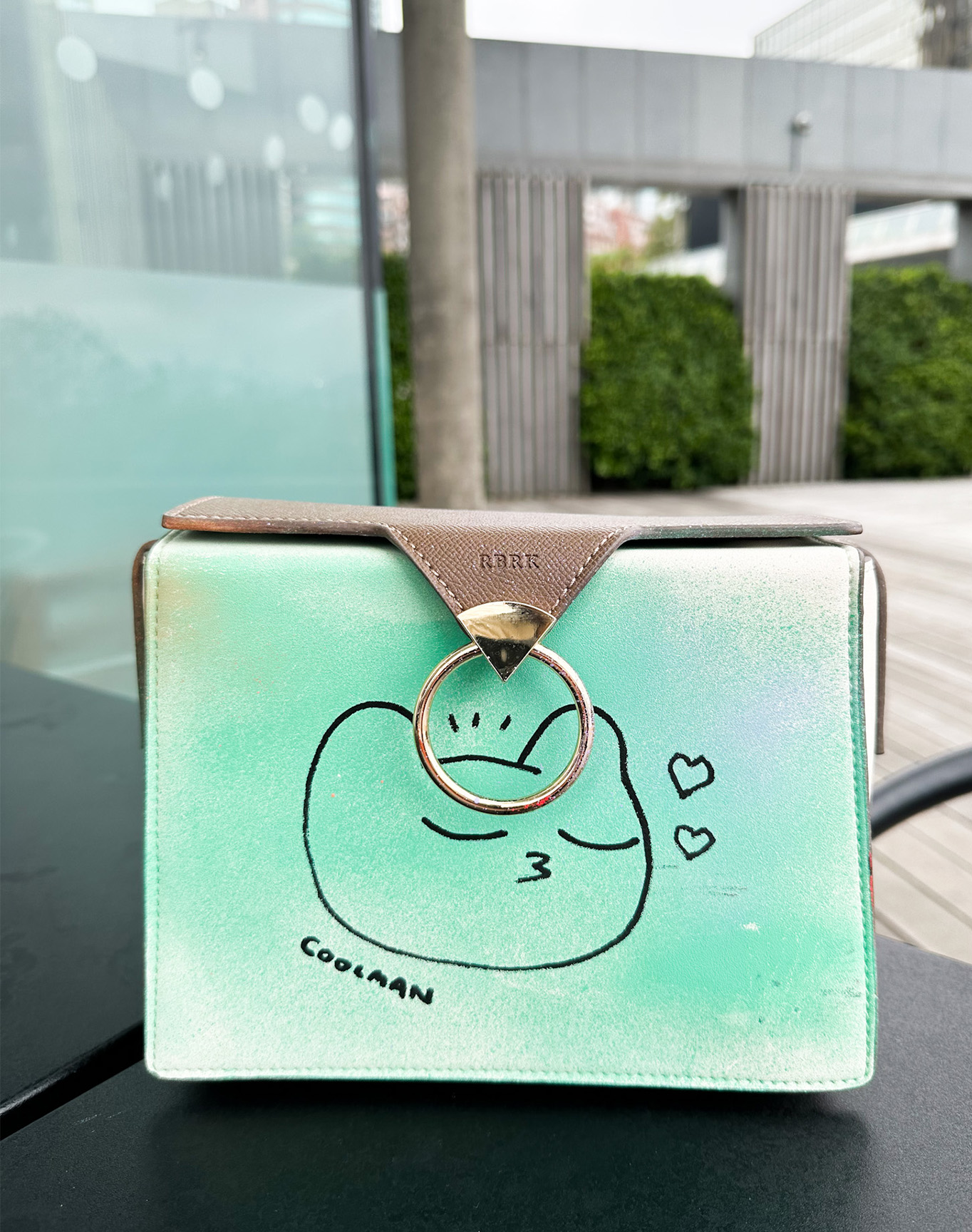 與coolman_coffeedan 合作 手繪藝術單品 只此一件 Rosie 小型斜揹袋 摩卡白 